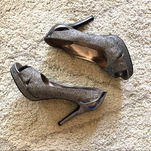 ALFANI GLITTER SILVER PEEP-TOE HEELS - SIZ…